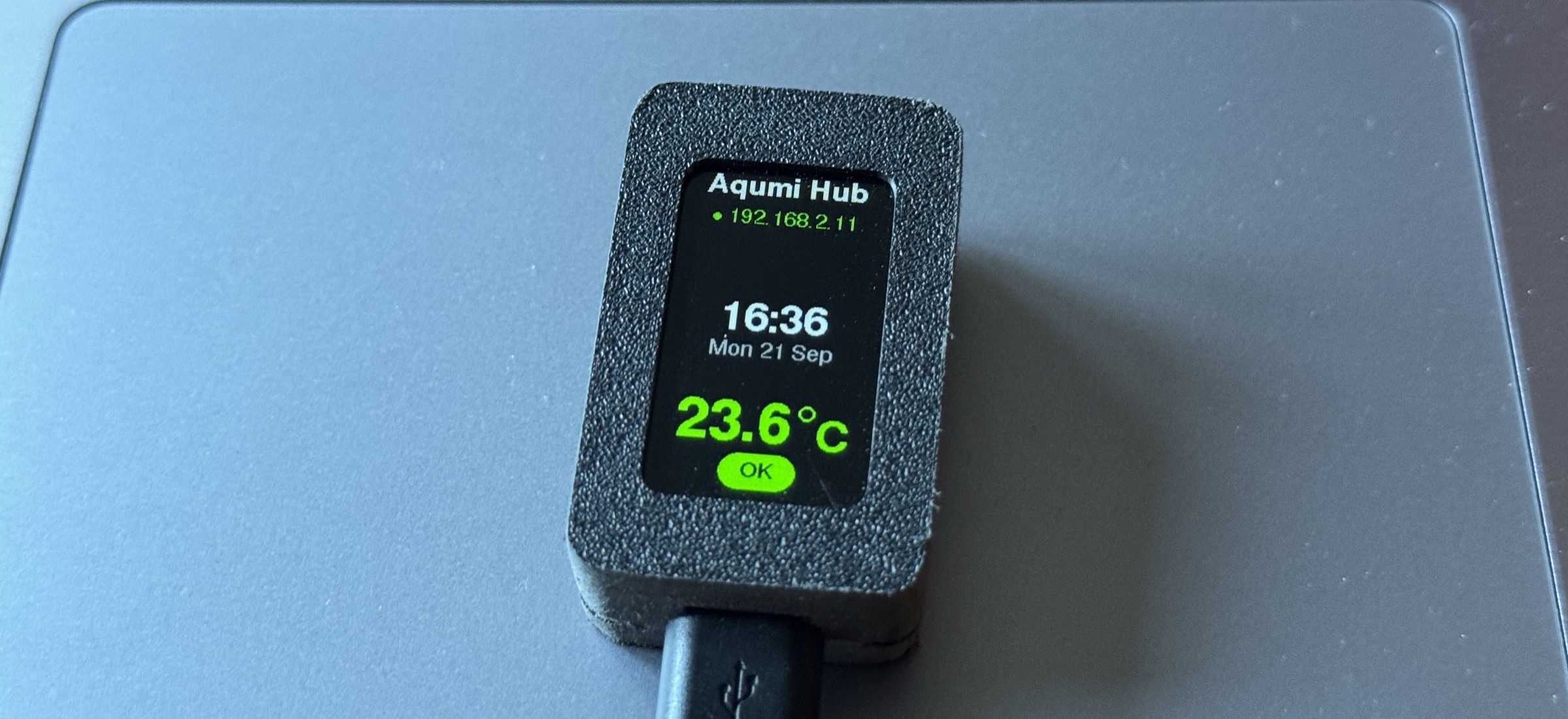 AQUmi DisplayOne z ekranem pokazującym temperaturę na żywo